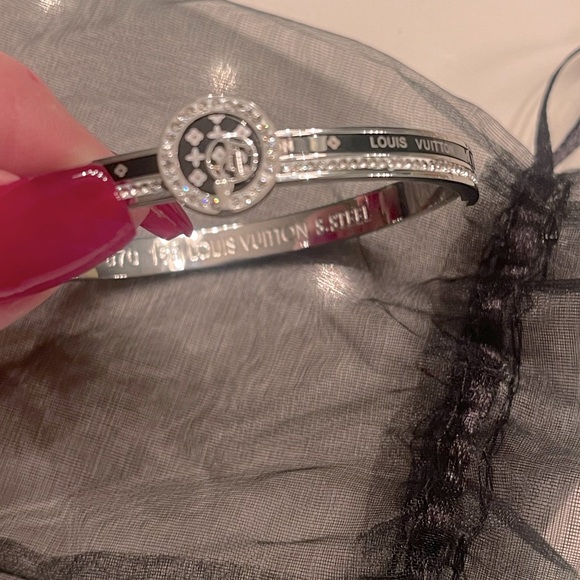 Elegant Hinged Bracelet – Timeless and Chic designer Louis V. - Picture 6 of 7